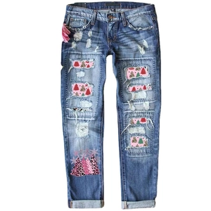 Jean bleu délavé avec patchwork d'arbres de Noël et motifs léopard roses