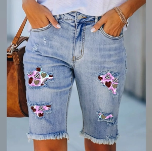 Short en Jean Femme Déchiré avec Patchs Coeur Ourlet Effiloché Bermuda Jeans Bleu Mi-long Mode Streetwear Pantalon