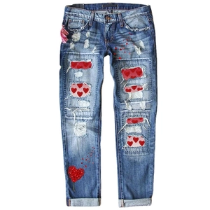 Jean droit bleu pour femme avec empiècements cœur rouge et détails délavés troués