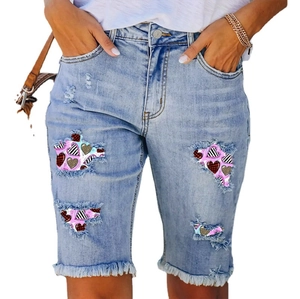 Short en jean bleu clair pour femme avec écussons cœurs léopard et ourlet effiloché tendance