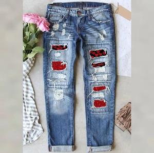 Jean bleu déchiré pour femme avec patchs cœur en paillettes rouges et revers stylés