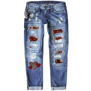 Jean femme déchiré avec empiècements rouges festifs et détails cœur à imprimé léopard chic