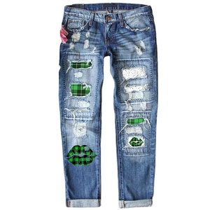 Jean bleu femme coupe droite avec imprimés lèvres St Patrick et empiècements verts