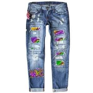 Jeans strappati con toppa leopardata, stampa cuore di paillettes e dettagli denim