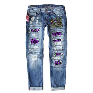 Jean droit déchiré pour femme avec imprimé Mardi Gras et détails en patchwork léopard