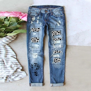 Jeans bleu foncé usé avec empiècements imprimé vache et motif graphique girafe