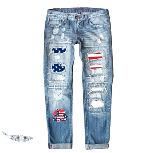 Jean droit bleu clair pour femme avec détails vieillis et patchwork drapeau USA