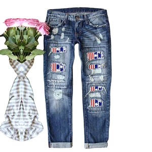Jean droit taille mi-haute pour femme avec patchs drapeau américain et détails déchirés