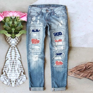 Jean taille haute à jambe large avec détails déchirés et écussons du drapeau américain