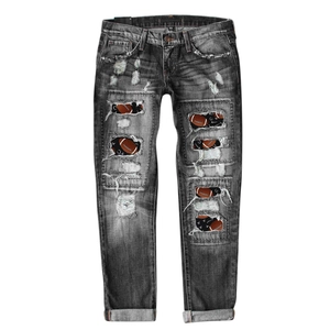 Jean gris foncé à taille haute avec empiècements imprimé football et finitions usées