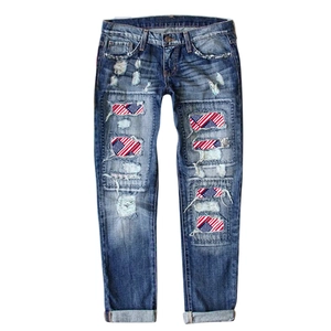 Distressed Blue Jeans mit Flicken im US-Flaggen-Design und modischen Rissen im Stoff