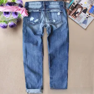 Hellblaue gerade Baumwolljeans mit zerfetzten Gesäßtaschen und markanter Waschung