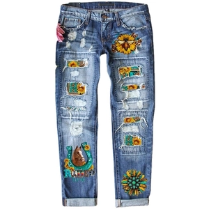 Zerrissene blaue Jeans mit Sonnenblumen- und Pferdeprints sowie Rodeo Time Grafik