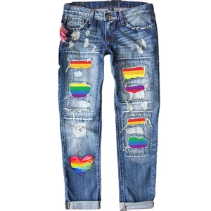 Jean droit femme avec déchirures tendance, patchs arc-en-ciel et motif coeur