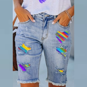 Pantaloncini di jeans chiari da donna con stampa a cuore arcobaleno e bordi sfilacciati