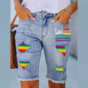 Pantaloncini di jeans blu da donna con strappi, motivi arcobaleno e stampa Love