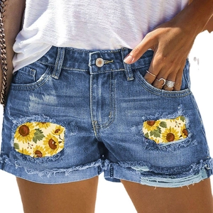 Short en jean bleu pour femme avec écussons tournesols, déchirures et ourlets effilochés