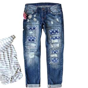 Dunkelblaue Straight-Jeans im Distressed-Look mit Sternenprint-Patches und Riss-Details