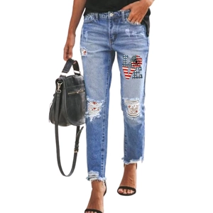 Jean bleu pour femme avec déchirures, patchs floraux et imprimé LOVE motif drapeau