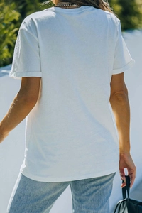Détail des revers de manches d'un t-shirt blanc en coton pour l'été en plein air