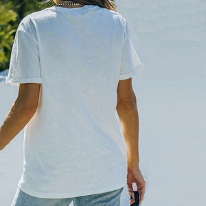 Vue arrière d'un t-shirt blanc oversize en coton pour femme avec manches à revers pour l'été