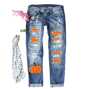 Jean déchiré pour femme avec patchs citrouille d'Halloween et délavage vintage