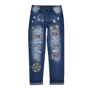 Jean femme avec patchwork vintage, imprimé léopard et broderie florale de style bohème