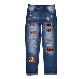 Jean bleu foncé pour femme avec patchs à carreaux et imprimé Hello Fall automnal