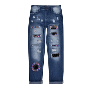 Jean en denim bleu foncé à coupe décontractée avec déchirures et patchs de tournesol en paillettes