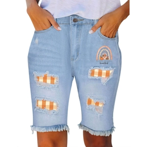 Pantaloncini di jeans chiari da donna con strappi, stampa arcobaleno e orlo a taglio vivo