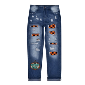 Jean bleu usé avec broderie de citrouille et patchs à carreaux pour Halloween