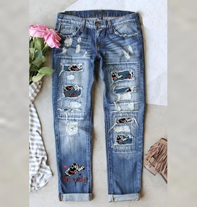 Jeans en Denim Déchiré pour Femmes Bleu Délavé Pantalon à Jambe Droite Avec Patch Imprimé Chapeau de Cowboy Style Western Rétro