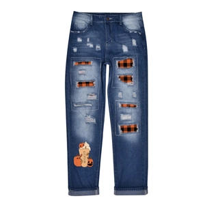Jeans bleu foncé usé avec imprimé citrouille d'Halloween et patchs à carreaux orange