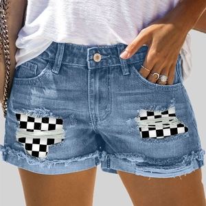 Pantaloncini di jeans da donna a vita alta con strappi e inserti a scacchiera bianco e nero