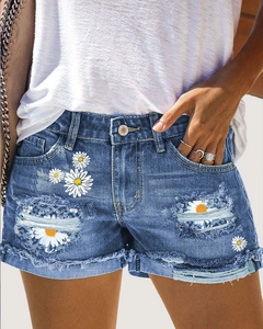 Détail du short en jean bleu clair avec broderie marguerite et doublure imprimée