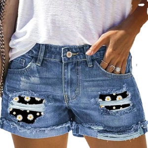 Short en jean bleu pour femme avec empiècements imprimé marguerite et ourlet effiloché