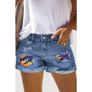 Pantaloncini di jeans da donna con strappi, toppe tie-dye colorate e bordi sfrangiati