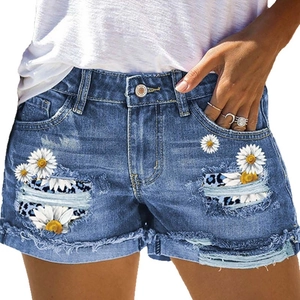 Short en jean déchiré pour femme avec imprimé marguerite et patchs léopard