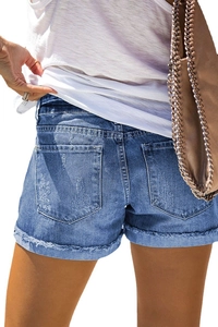 Détail du short en jean déchiré montrant les poches arrière et les ourlets à revers