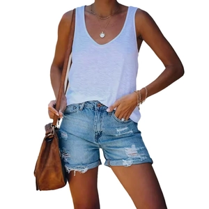 Ensemble d'été pour femme avec débardeur blanc col V et short en jean déchiré sur fond blanc