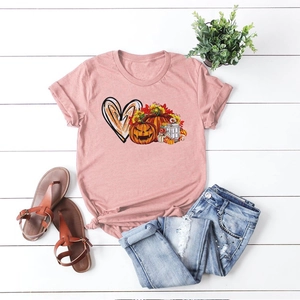 T-shirt d'Halloween rose clair avec imprimé citrouille et tournesol sur sol en bois