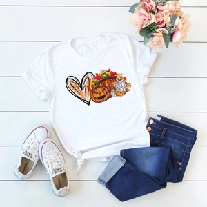 T-shirt blanc d'Halloween pour femme avec imprimé citrouille et fleurs sur fond bois blanc