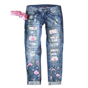 Jean droit bleu pour femme avec patchs floraux roses et détails à imprimé floral