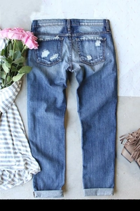 Jeans dritti da donna blu medio con dettagli usurati e orlo con risvolto alla caviglia