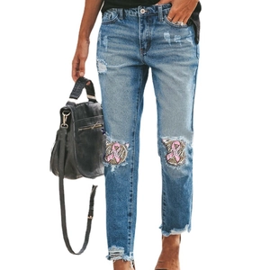 Jeans strappati blu da donna con toppe a nastro rosa per la lotta contro il tumore