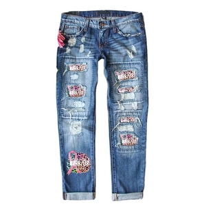 Damen-Jeans in Blau mit Rissen, Leoparden-Print-Patches und Warrior-Schriftzug