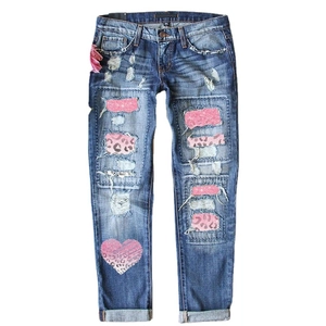 Jean bleu femme taille moyenne, coupe droite avec déchirures, patchs léopard et paillettes roses