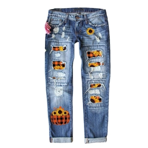 Damen Jeans in Blau mit Distressed-Effekt und Sonnenblumen-Kürbis-Patches für Streetwear