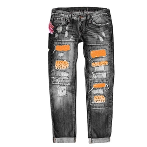 Jean femme gris foncé délavé avec imprimé léopard en forme de cœur et coupe ajustée