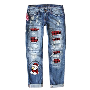Jean bleu délavé pour femme avec imprimé bonhomme de neige et patchs à carreaux
